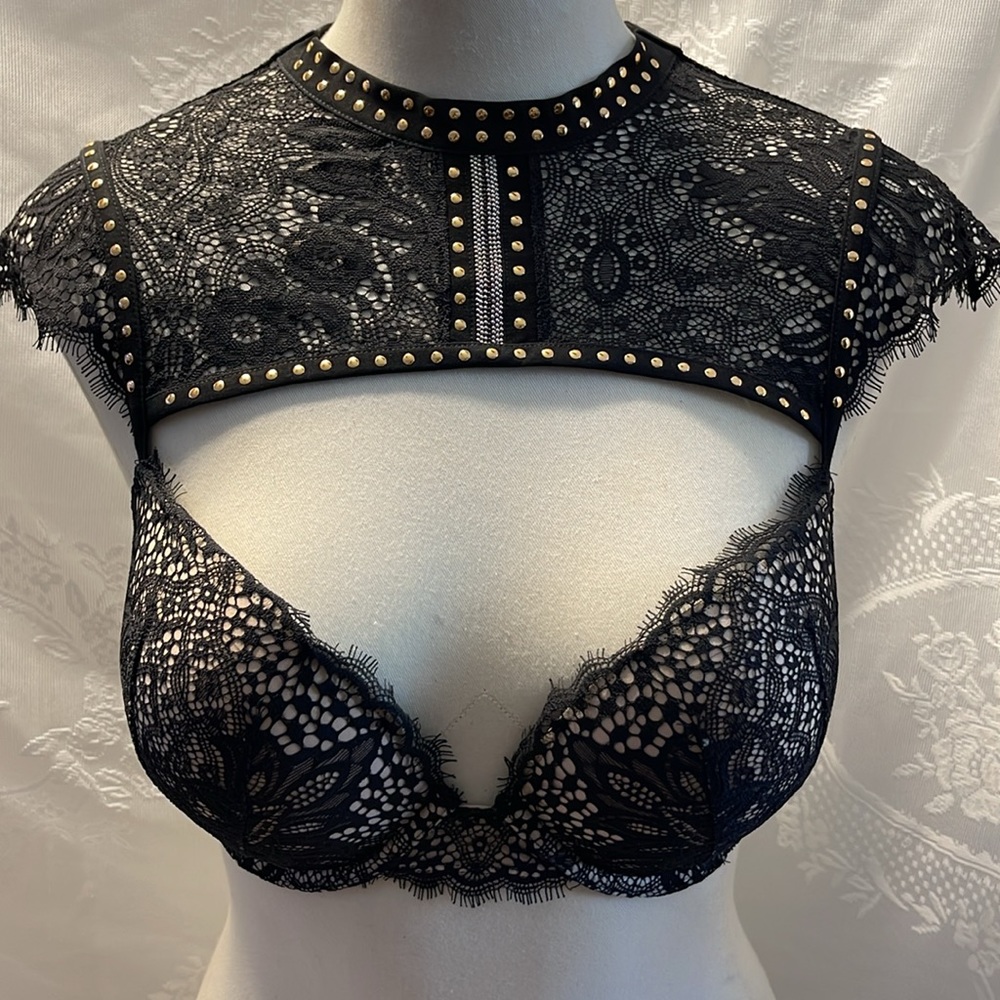 Victoria’s Secret Very Sexy High Neck Push up Bra
Brand New (NOS)
SIZE 32DD - Picture 4 of 9